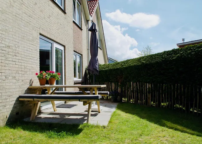 Mosselbank 93 - Noordzeepark Ouddorp, with private front&back garden near the beach